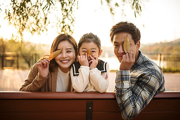 포토 JPG 주간 공원 여자 남자 딸 호수 어린이 낙엽 벤치 가족 엄마 미소 소녀 상반신 성인 야외 앞모습 세명 30대 기댐 화목 한국인 가을 가족라이프 아빠 인천대공원 국내포토 자연요소 라이프스타일 계절 공공시설 뷰포인트 컨셉 잎 의자 관계 모션 표정 사람 동양인 장년 인천 파일형식
