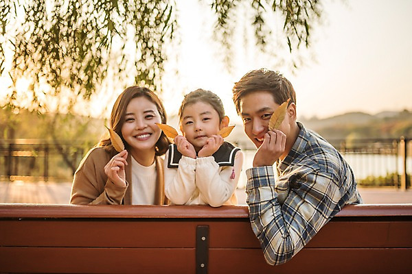 포토 JPG 주간 공원 여자 남자 딸 호수 어린이 낙엽 벤치 가족 엄마 미소 소녀 상반신 성인 야외 앞모습 세명 30대 기댐 화목 한국인 가을 가족라이프 아빠 인천대공원 국내포토 자연요소 라이프스타일 계절 공공시설 뷰포인트 컨셉 잎 의자 관계 모션 표정 사람 동양인 장년 인천 파일형식