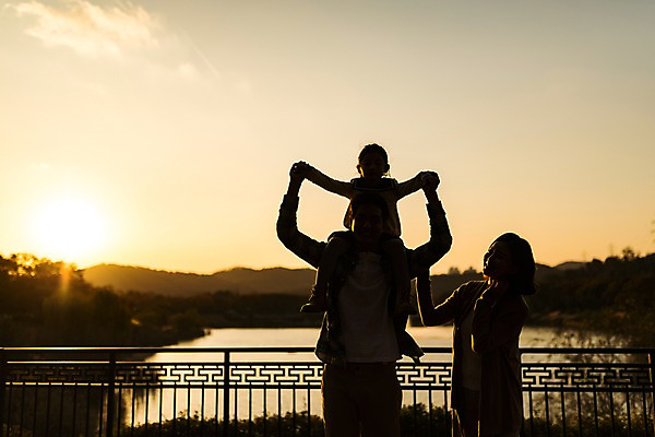 포토 JPG 주간 공원 여자 남자 딸 행복 호수 어린이 가족 엄마 서기 소녀 상반신 성인 야외 앞모습 세명 30대 노을 화목 한국인 가을 가족라이프 목말 아빠 즐거움 역광 인천대공원 가교 국내포토 자연요소 라이프스타일 건축물 계절 공공시설 감정 뷰포인트 컨셉 관계 모션 사람 동양인 장년 인천 파일형식