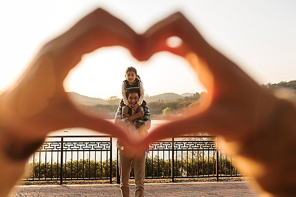 포토 JPG 주간 손 공원 여자 남자 딸 행복 호수 어린이 가족 엄마 서기 소녀 상반신 성인 야외 앞모습 신체부위 세명 30대 화목 한국인 가을 하트 가족라이프 목말 아빠 손하트 인천대공원 가교 국내포토 자연요소 모양 라이프스타일 건축물 계절 공공시설 감정 뷰포인트 컨셉 관계 모션 사람 동양인 손짓 장년 인천 파일형식