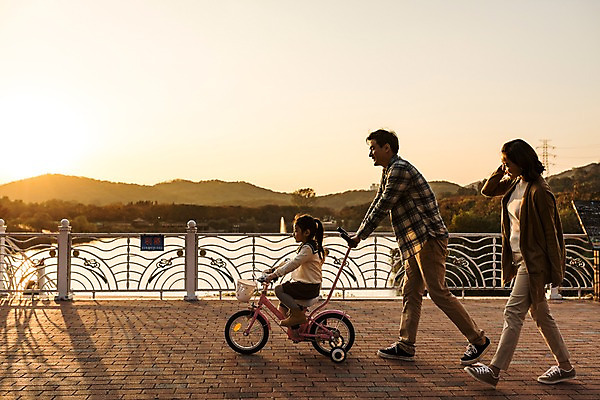 포토 JPG 주간 전신 공원 여자 남자 딸 호수 어린이 가족 엄마 소녀 성인 야외 옆모습 세명 30대 걷기 자전거 화목 산책 한국인 가을 가족라이프 아빠 승차 인천대공원 국내포토 자연요소 라이프스타일 계절 공공시설 뷰포인트 컨셉 관계 모션 휴식 사람 동양인 장년 바이크 인천 파일형식