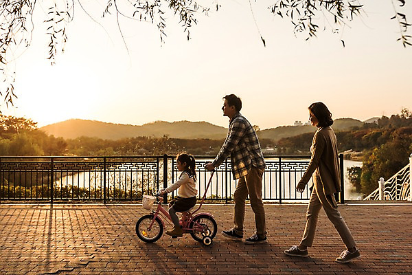포토 JPG 주간 전신 공원 여자 남자 딸 호수 어린이 가족 엄마 소녀 성인 야외 옆모습 세명 30대 걷기 자전거 화목 산책 한국인 가을 가족라이프 아빠 승차 인천대공원 국내포토 자연요소 라이프스타일 계절 공공시설 뷰포인트 컨셉 관계 모션 휴식 사람 동양인 장년 바이크 인천 파일형식