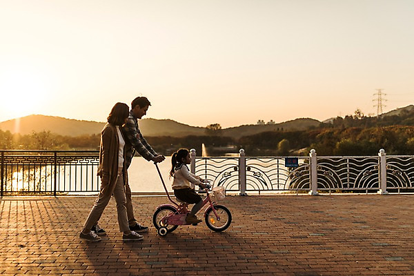 포토 JPG 주간 전신 공원 여자 남자 딸 호수 어린이 가족 엄마 소녀 성인 야외 옆모습 세명 30대 걷기 자전거 화목 산책 한국인 가을 가족라이프 아빠 승차 인천대공원 국내포토 자연요소 라이프스타일 계절 공공시설 뷰포인트 컨셉 관계 모션 휴식 사람 동양인 장년 바이크 인천 파일형식