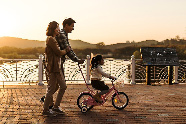 포토 JPG 주간 전신 공원 여자 남자 딸 호수 어린이 가족 엄마 소녀 성인 야외 옆모습 세명 30대 걷기 자전거 화목 산책 한국인 가을 가족라이프 아빠 승차 인천대공원 국내포토 자연요소 라이프스타일 계절 공공시설 뷰포인트 컨셉 관계 모션 휴식 사람 동양인 장년 바이크 인천 파일형식