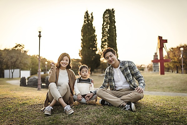 포토 JPG 주간 전신 공원 여자 남자 딸 어린이 가족 엄마 미소 앉기 소녀 잔디 성인 야외 앞모습 아웃포커스 세명 30대 화목 한국인 가을 가족라이프 아빠 인천대공원 국내포토 자연요소 식물 라이프스타일 계절 공공시설 뷰포인트 컨셉 관계 모션 촬영기법 표정 사람 동양인 장년 인천 파일형식