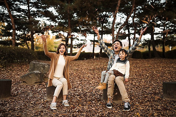 포토 JPG 주간 전신 공원 여자 남자 딸 어린이 낙엽 가족 엄마 앉기 소녀 성인 야외 앞모습 세명 30대 가을풍경 화목 한국인 가을 가족라이프 던지기 아빠 즐거움 인천대공원 국내포토 자연요소 라이프스타일 계절 공공시설 감정 뷰포인트 컨셉 잎 관계 모션 사람 동양인 풍경 장년 인천 파일형식 가을_계절