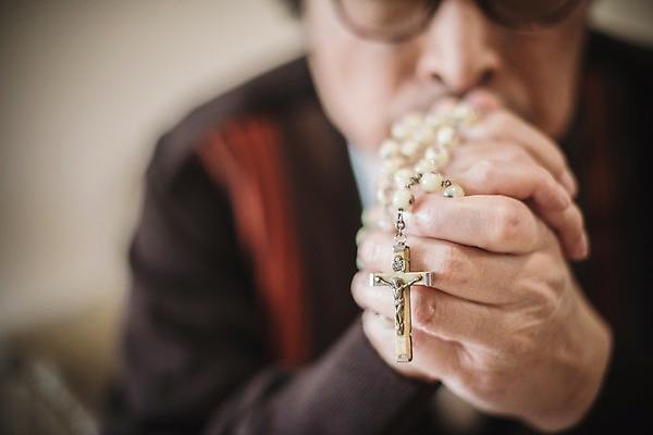 포토 JPG 할아버지 노년 남자 종교 실내 한명 앉기 상반신 앞모습 아웃포커스 한국인 기도 70대 십자가목걸이 노인남자한명만 실향민 국내포토 1 뷰포인트 목걸이 모션 촬영기법 사람 동양인 성인 내부 남자한명만 노인남자만 파일형식