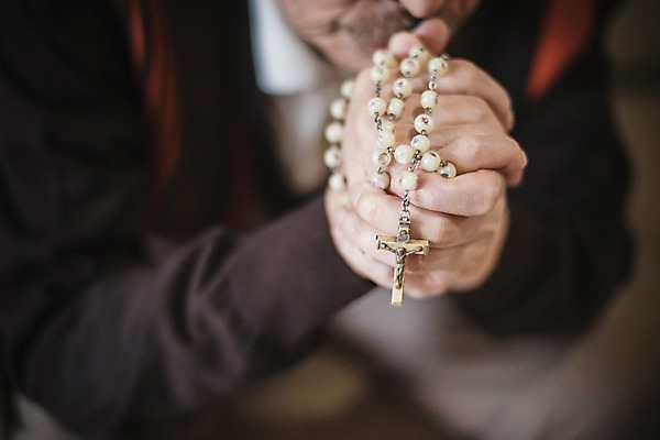 포토 JPG 손 할아버지 노년 남자 종교 실내 한명 앉기 상반신 아웃포커스 신체부위 한국인 기도 70대 십자가목걸이 노인남자한명만 실향민 국내포토 1 목걸이 모션 촬영기법 사람 동양인 성인 내부 남자한명만 노인남자만 파일형식