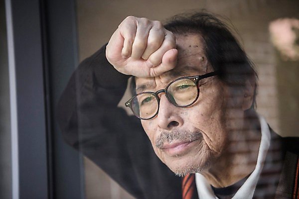 포토 JPG 응시 할아버지 노년 남자 실내 한명 서기 상반신 앞모습 기댐 한국인 추억 과거 70대 유리문 노인남자한명만 실향민 국내포토 1 시선 뷰포인트 컨셉 모션 사람 동양인 성인 내부 문 남자한명만 노인남자만 파일형식