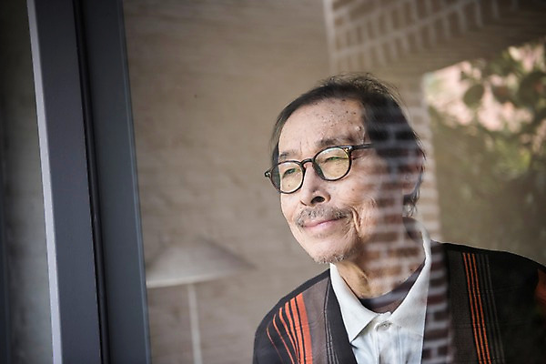 포토 JPG 응시 할아버지 노년 남자 생각 실내 한명 서기 미소 상반신 앞모습 한국인 70대 그리움 유리문 노인남자한명만 실향민 국내포토 1 시선 감정 뷰포인트 모션 표정 사람 동양인 성인 내부 문 남자한명만 노인남자만 파일형식