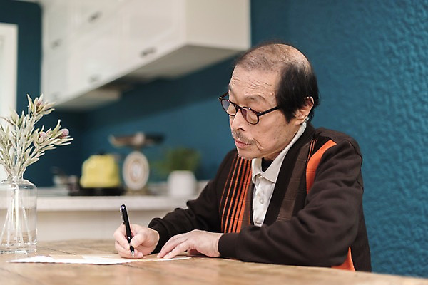 포토 JPG 할아버지 노년 남자 실내 한명 앉기 상반신 옆모습 주방 한국인 기록 추억 과거 70대 편지쓰기 노인남자한명만 실향민 국내포토 1 뷰포인트 컨셉 모션 사람 동양인 성인 내부 편지 남자한명만 노인남자만 파일형식