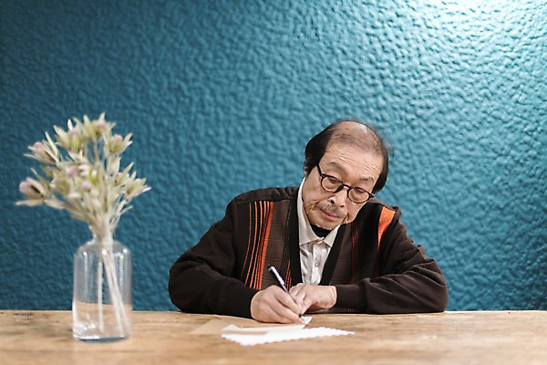 포토 JPG 할아버지 노년 남자 실내 한명 앉기 상반신 앞모습 꽃병 한국인 추억 책상 과거 70대 편지쓰기 노인남자한명만 실향민 국내포토 1 꽃 뷰포인트 가구 컨셉 모션 사람 동양인 성인 내부 기록 편지 남자한명만 노인남자만 파일형식