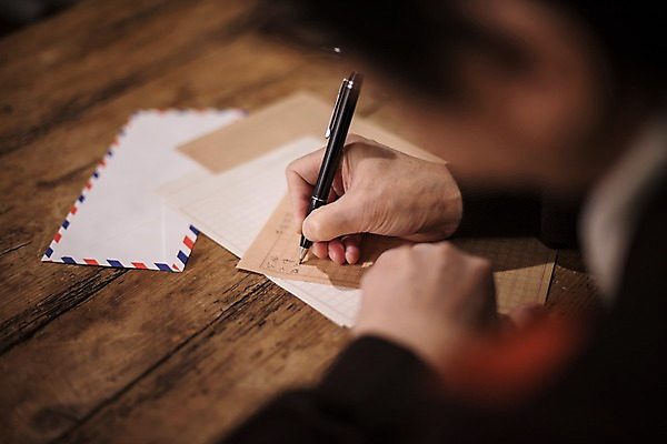 포토 JPG 손 할아버지 노년 남자 실내 한명 앉기 아웃포커스 신체부위 한국인 편지 책상 70대 그리움 편지쓰기 노인남자한명만 실향민 국내포토 1 감정 가구 모션 촬영기법 사람 동양인 성인 내부 기록 남자한명만 노인남자만 파일형식