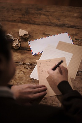 포토 JPG 손 할아버지 노년 남자 실내 한명 앉기 아웃포커스 신체부위 한국인 편지 책상 70대 그리움 편지쓰기 노인남자한명만 실향민 국내포토 1 감정 가구 모션 촬영기법 사람 동양인 성인 내부 기록 남자한명만 노인남자만 파일형식