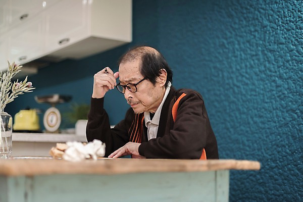 포토 JPG 할아버지 노년 남자 생각 실내 한명 앉기 상반신 옆모습 아웃포커스 주방 한국인 추억 책상 과거 70대 편지쓰기 노인남자한명만 실향민 국내포토 1 뷰포인트 가구 컨셉 모션 촬영기법 사람 동양인 성인 내부 기록 편지 남자한명만 노인남자만 파일형식