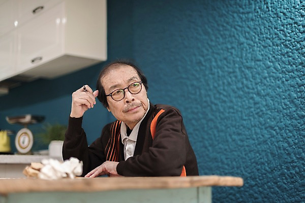 포토 JPG 할아버지 노년 남자 생각 실내 한명 앉기 상반신 앞모습 주방 한국인 추억 책상 과거 70대 편지쓰기 노인남자한명만 실향민 국내포토 1 뷰포인트 가구 컨셉 모션 사람 동양인 성인 내부 기록 편지 남자한명만 노인남자만 파일형식