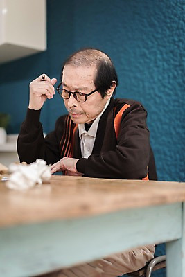 포토 JPG 할아버지 노년 남자 생각 실내 한명 앉기 상반신 앞모습 주방 한국인 추억 책상 과거 70대 편지쓰기 노인남자한명만 실향민 국내포토 1 뷰포인트 가구 컨셉 모션 사람 동양인 성인 내부 기록 편지 남자한명만 노인남자만 파일형식