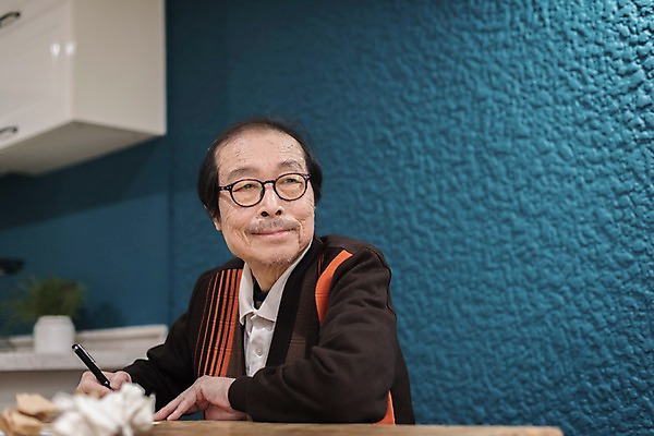 포토 JPG 할아버지 노년 남자 실내 한명 웃음 앉기 상반신 앞모습 주방 한국인 추억 과거 70대 편지쓰기 노인남자한명만 실향민 국내포토 1 뷰포인트 컨셉 모션 표정 사람 동양인 성인 내부 기록 편지 남자한명만 노인남자만 파일형식