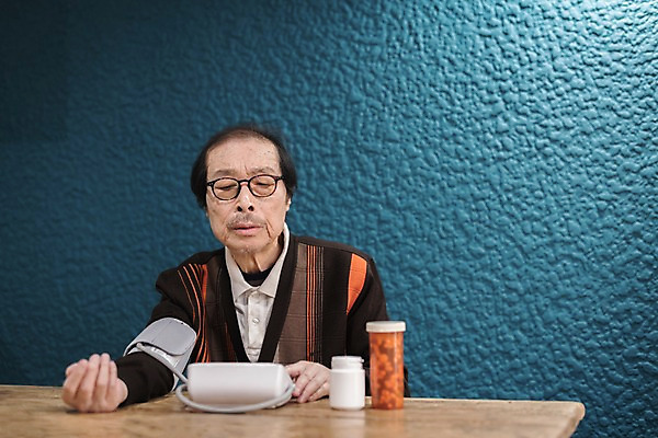 포토 JPG 응시 할아버지 노년 남자 실내 한명 앉기 상반신 앞모습 약 한국인 약병 70대 혈압계 혈압측정 노인남자한명만 실향민 국내포토 1 시선 뷰포인트 의학 의료기기 모션 사람 동양인 성인 내부 측정 혈압 병_담는 남자한명만 노인남자만 파일형식