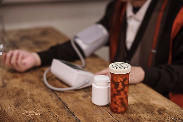 포토 JPG 할아버지 노년 남자 실내 한명 앉기 아웃포커스 신체부위 약 한국인 약병 70대 혈압계 혈압측정 노인남자한명만 실향민 국내포토 1 의학 의료기기 모션 촬영기법 사람 동양인 성인 내부 측정 혈압 병_담는 남자한명만 노인남자만 파일형식