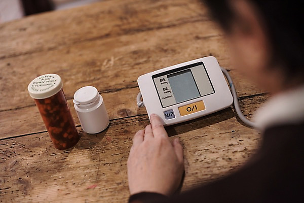 포토 JPG 손 할아버지 노년 남자 실내 한명 앉기 아웃포커스 신체부위 약 한국인 약병 70대 혈압계 혈압측정 노인남자한명만 실향민 국내포토 1 의학 의료기기 모션 촬영기법 사람 동양인 성인 내부 측정 혈압 병_담는 남자한명만 노인남자만 파일형식