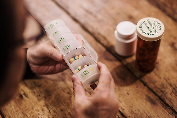 포토 JPG 할아버지 노년 남자 실내 한명 앉기 상반신 옆모습 아웃포커스 약 한국인 약병 70대 노인남자한명만 실향민 국내포토 1 뷰포인트 의학 모션 촬영기법 사람 동양인 성인 내부 병_담는 남자한명만 노인남자만 파일형식