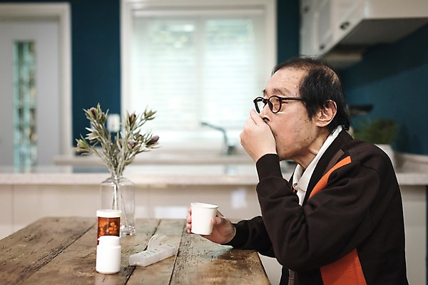 포토 JPG 할아버지 노년 남자 실내 한명 앉기 상반신 옆모습 약 주방 한국인 약병 먹기 물컵 70대 노인남자한명만 실향민 국내포토 1 뷰포인트 의학 모션 사람 동양인 성인 내부 컵 병_담는 남자한명만 노인남자만 파일형식