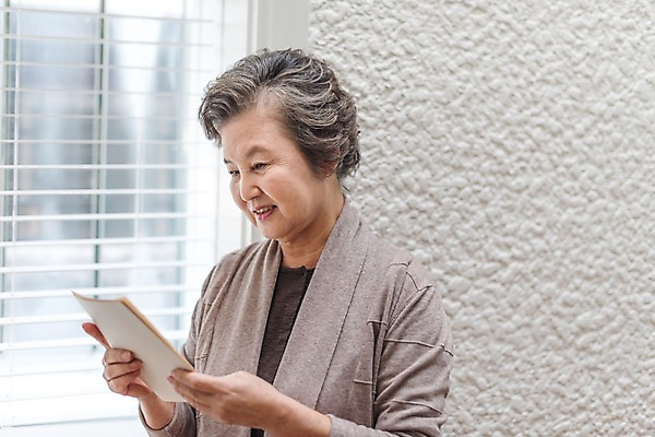 포토 JPG 여자 노년 할머니 실내 한명 서기 미소 웃음 들기 상반신 옆모습 한국인 추억 편지 읽기 70대 노인여자한명만 실향민 국내포토 1 뷰포인트 컨셉 모션 표정 사람 동양인 성인 내부 여자한명만 노인여자만 파일형식