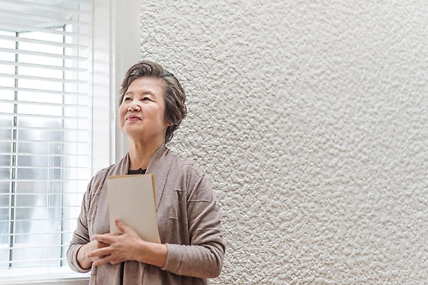 포토 JPG 여자 노년 할머니 실내 한명 서기 웃음 상반신 앞모습 한국인 추억 편지 읽기 70대 노인여자한명만 실향민 국내포토 1 뷰포인트 컨셉 모션 표정 사람 동양인 성인 내부 여자한명만 노인여자만 파일형식
