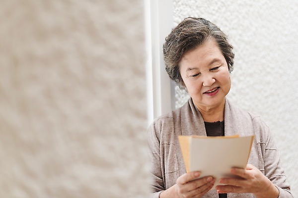 포토 JPG 여자 노년 할머니 실내 한명 서기 웃음 상반신 앞모습 한국인 추억 편지 읽기 70대 노인여자한명만 실향민 국내포토 1 뷰포인트 컨셉 모션 표정 사람 동양인 성인 내부 여자한명만 노인여자만 파일형식