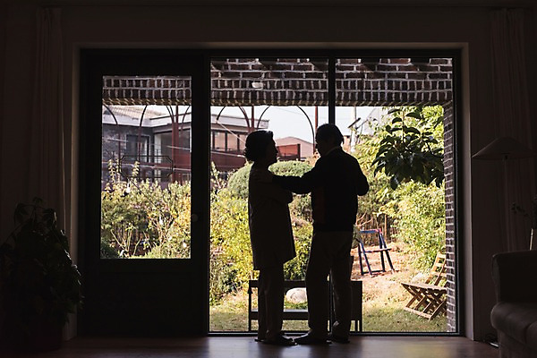 포토 JPG 전신 여자 할아버지 노년 남자 실루엣 할머니 집안 실내 서기 두명 뒷모습 정원 노부부 한국인 창가 70대 노인만 실향민 국내포토 부부 뷰포인트 창문 모션 촬영기법 사람 동양인 성인 내부 성인만 파일형식