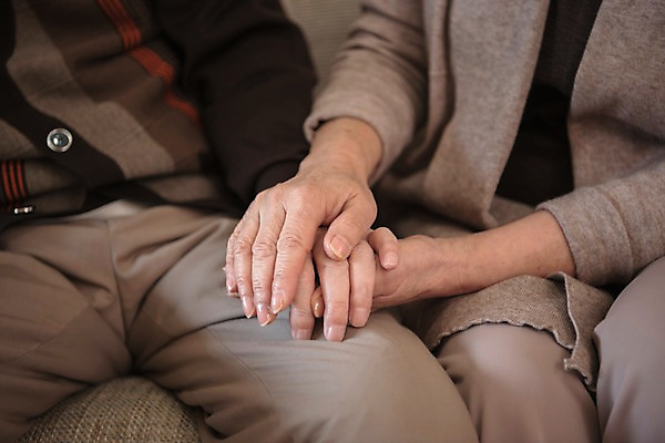 포토 JPG 여자 할아버지 노년 남자 할머니 실내 앉기 두명 신체부위 손잡기 노부부 한국인 70대 위로 노인만 실향민 국내포토 부부 모션 사람 동양인 성인 내부 성인만 파일형식