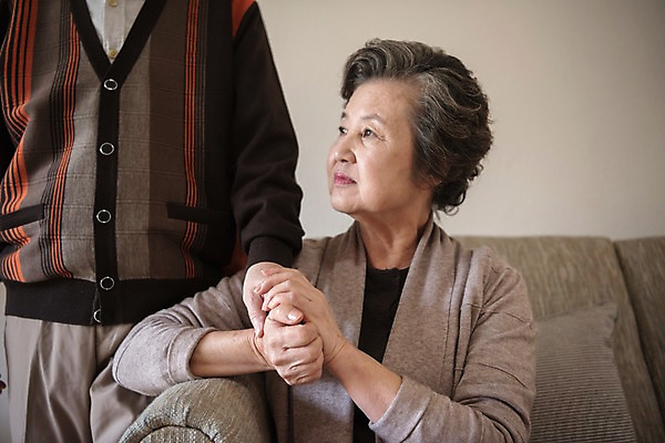 포토 JPG 여자 할아버지 노년 남자 할머니 실내 서기 앉기 상반신 두명 앞모습 신체부위 소파 손잡기 노부부 한국인 70대 위로 노인만 실향민 국내포토 부부 뷰포인트 의자 모션 사람 동양인 성인 내부 성인만 파일형식