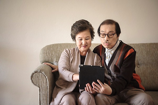 포토 JPG 응시 여자 노년 남자 실내 들기 앉기 상반신 두명 앞모습 소파 태블릿 노부부 한국인 70대 노인만 실향민 국내포토 부부 시선 뷰포인트 의자 모션 사람 동양인 성인 내부 전자제품 스마트기기 성인만 파일형식