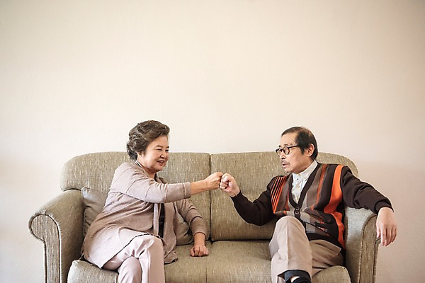 포토 JPG 여자 할아버지 노년 남자 할머니 실내 웃음 앉기 상반신 두명 앞모습 옆모습 소파 노부부 주먹 한국인 70대 맞대기 노인만 실향민 국내포토 부부 뷰포인트 의자 모션 표정 사람 동양인 성인 내부 성인만 파일형식