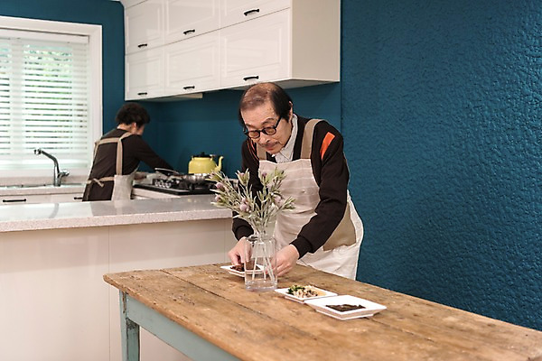 포토 JPG 여자 노년 남자 식탁 실내 요리 서기 상반신 두명 앞모습 뒷모습 주방 노부부 한국인 70대 상차리기 노인만 실향민 국내포토 부부 뷰포인트 모션 탁자 사람 동양인 성인 내부 성인만 파일형식