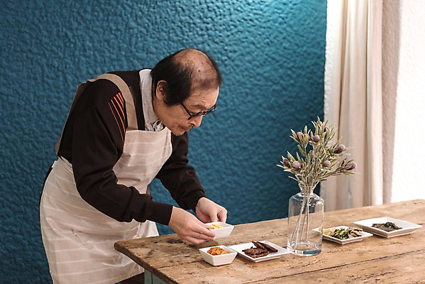 포토 JPG 할아버지 노년 남자 행복 식탁 반찬 실내 한명 서기 웃음 상반신 옆모습 주방 한국인 70대 상차리기 노인남자한명만 실향민 국내포토 1 감정 음식 뷰포인트 모션 탁자 표정 사람 동양인 성인 내부 남자한명만 노인남자만 파일형식