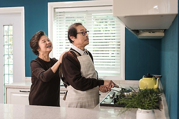 포토 JPG 여자 노년 남자 행복 실내 서기 웃음 상반신 두명 옆모습 주방 노부부 한국인 70대 식사준비 어깨주무르기 노인만 실향민 국내포토 부부 감정 뷰포인트 모션 표정 사람 동양인 성인 내부 준비 주무르기 성인만 파일형식