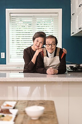 포토 JPG 응시 여자 노년 남자 행복 밥 반찬 실내 서기 웃음 상반신 두명 앞모습 아웃포커스 주방 노부부 기댐 한국인 70대 노인만 실향민 국내포토 부부 시선 감정 음식 뷰포인트 모션 촬영기법 표정 사람 동양인 성인 내부 성인만 파일형식
