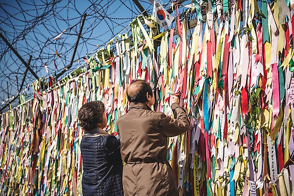 포토 JPG 주간 응시 여자 할아버지 노년 남자 리본 할머니 서기 상반신 야외 두명 뒷모습 노부부 희망 만지기 한국인 슬픔 읽기 70대 통일 노인만 임진각 실향민 국내포토 자연요소 부부 시선 감정 뷰포인트 모션 사람 동양인 성인 파주 성인만 파일형식