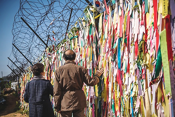 포토 JPG 주간 응시 여자 할아버지 노년 남자 리본 할머니 서기 상반신 야외 두명 뒷모습 노부부 희망 만지기 한국인 슬픔 70대 통일 노인만 임진각 실향민 국내포토 자연요소 부부 시선 감정 뷰포인트 모션 사람 동양인 성인 파주 성인만 파일형식