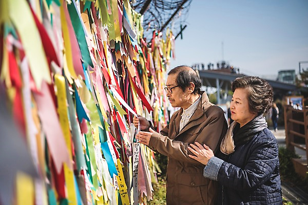 포토 JPG 주간 응시 여자 할아버지 노년 남자 리본 할머니 서기 상반신 야외 두명 옆모습 노부부 희망 만지기 한국인 슬픔 읽기 70대 통일 노인만 임진각 실향민 국내포토 자연요소 부부 시선 감정 뷰포인트 모션 사람 동양인 성인 파주 성인만 파일형식