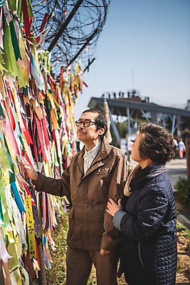 포토 JPG 주간 응시 여자 할아버지 노년 남자 리본 할머니 서기 상반신 야외 두명 옆모습 노부부 희망 한국인 슬픔 읽기 70대 통일 노인만 임진각 실향민 국내포토 자연요소 부부 시선 감정 뷰포인트 모션 사람 동양인 성인 파주 성인만 파일형식