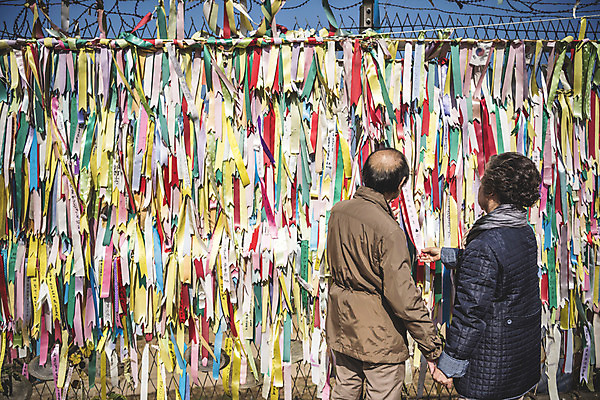 포토 JPG 주간 응시 여자 할아버지 노년 남자 리본 할머니 서기 상반신 야외 두명 뒷모습 노부부 희망 만지기 한국인 슬픔 읽기 70대 통일 노인만 임진각 실향민 국내포토 자연요소 부부 시선 감정 뷰포인트 모션 사람 동양인 성인 파주 성인만 파일형식