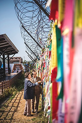 포토 JPG 주간 전신 응시 여자 할아버지 노년 남자 리본 할머니 서기 야외 두명 앞모습 옆모습 노부부 희망 만지기 한국인 슬픔 읽기 70대 통일 노인만 임진각 실향민 국내포토 자연요소 부부 시선 감정 뷰포인트 모션 사람 동양인 성인 파주 성인만 파일형식