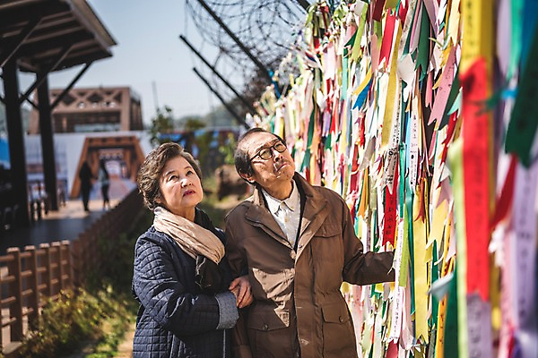 포토 JPG 주간 응시 여자 할아버지 노년 남자 리본 할머니 서기 상반신 야외 두명 앞모습 옆모습 노부부 희망 만지기 한국인 올려보기 슬픔 70대 통일 노인만 임진각 실향민 국내포토 자연요소 부부 시선 감정 뷰포인트 모션 사람 동양인 성인 파주 성인만 파일형식