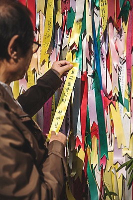 포토 JPG 주간 응시 할아버지 노년 남자 리본 한명 서기 상반신 야외 옆모습 희망 만지기 한국인 슬픔 읽기 70대 통일 노인남자한명만 임진각 실향민 국내포토 자연요소 1 시선 감정 뷰포인트 모션 사람 동양인 성인 파주 남자한명만 노인남자만 파일형식