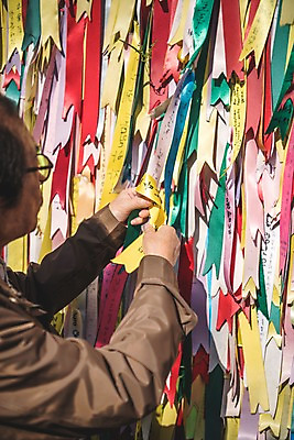 포토 JPG 주간 응시 할아버지 노년 남자 리본 한명 서기 상반신 야외 옆모습 희망 만지기 한국인 슬픔 읽기 70대 통일 노인남자한명만 임진각 실향민 국내포토 자연요소 1 시선 감정 뷰포인트 모션 사람 동양인 성인 파주 남자한명만 노인남자만 파일형식