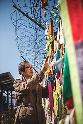 포토 JPG 주간 응시 할아버지 노년 남자 리본 한명 서기 상반신 야외 옆모습 희망 만지기 한국인 슬픔 70대 통일 노인남자한명만 임진각 실향민 국내포토 자연요소 1 시선 감정 뷰포인트 모션 사람 동양인 성인 파주 남자한명만 노인남자만 파일형식
