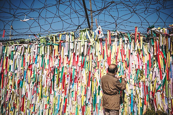 포토 JPG 주간 응시 할아버지 노년 남자 리본 한명 서기 상반신 야외 뒷모습 희망 만지기 한국인 슬픔 태극기 70대 통일 노인남자한명만 임진각 실향민 국내포토 자연요소 1 시선 감정 뷰포인트 모션 사람 동양인 성인 국기 파주 남자한명만 노인남자만 파일형식